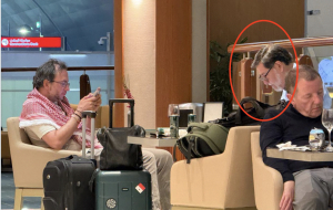 Captan a Noroña en business lounge en Dubái