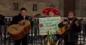 Le llevan serenata a Beatriz Gutiérrez a Palacio Nacional por su cumpleaños