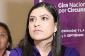 Por presunta discriminación de Claudia Rivera le imponen medidas cautelares; no podrá salir del país