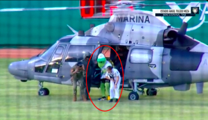 Marina usa helicóptero para trasladar a botarga del equipo de béisbol Olmecas de Tabasco