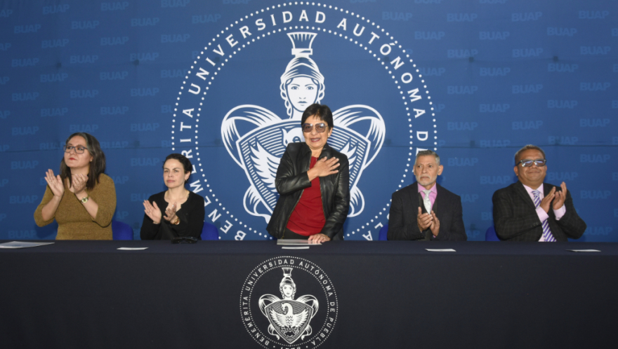 Entrega Lilia Cedillo 44 diplomas y 89 certificados a egresados del Bachillerato Internacional 5 de Mayo de la BUAP