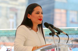 “Ni pagando pudo llenar el zócalo”: Sandra Cuevas a AMLO