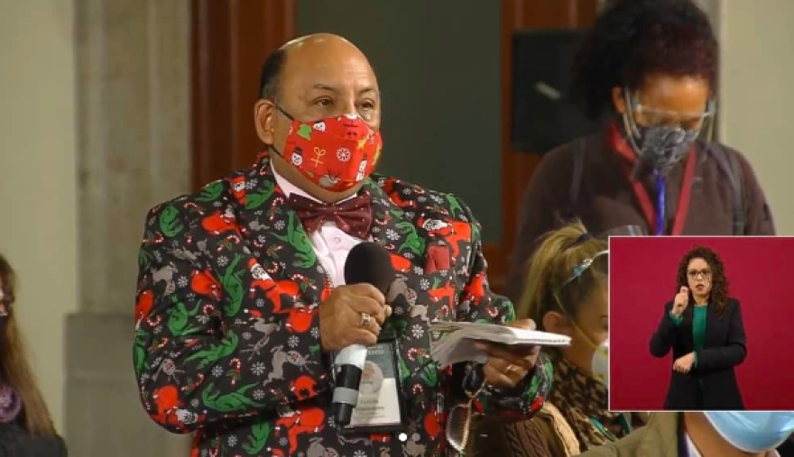 Lord Molécula presume 'cachito' de rifa en la mañanera y se toma una foto con AMLO