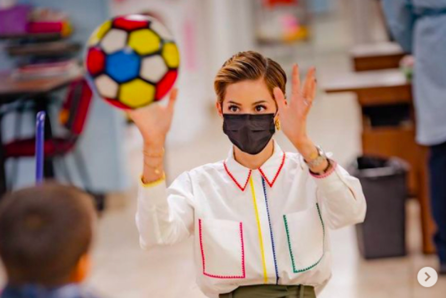 Mariana Rodríguez sufre golpe accidental durante visita al DIF Capullos