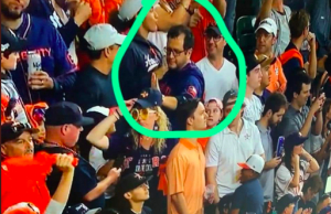 Captan al hijo de AMLO en el juego de los playoffs Astros-Yankees