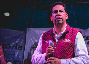 Ex diputado de Morena ordena sacar y golpear a reportero durante manifestación por desaparición de personas