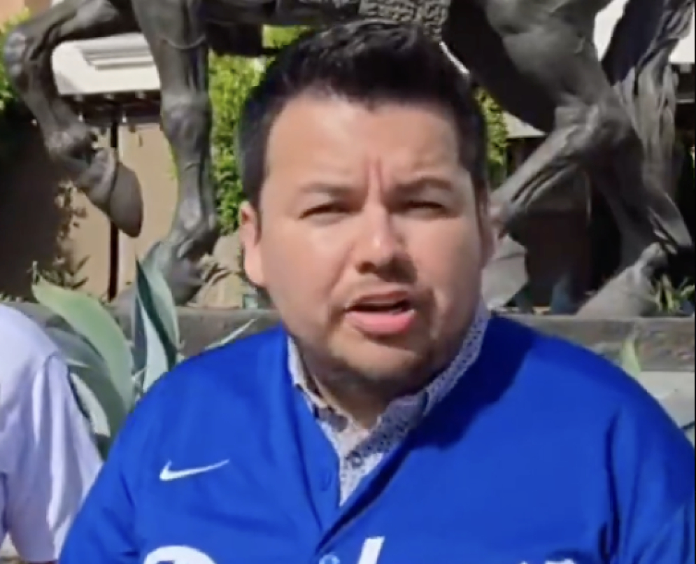 PAN reta a Arturo Ávila a viajar a Los Ángeles para acompañar a los migrantes abandonados por el gobierno mexicano