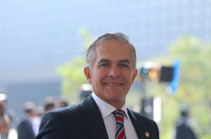 Miguel Mancera propone que burócratas trabajen una hora menos