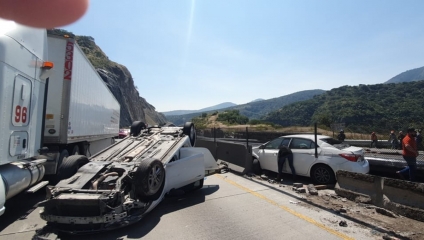 Mijis sufre aparatoso accidente en la México-Querétaro