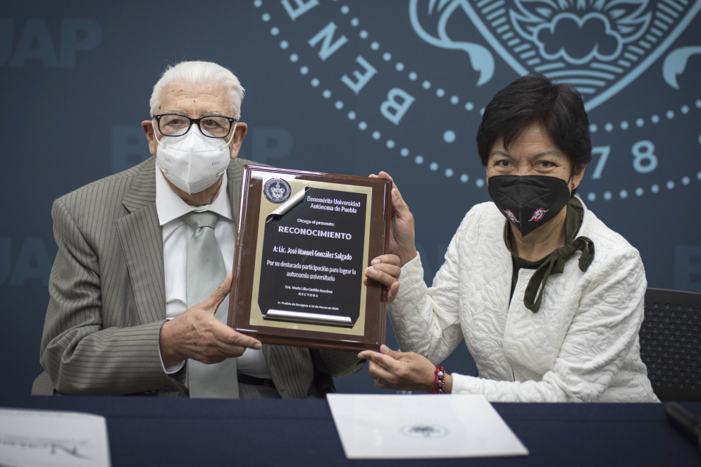 BUAP entrega reconocimiento a J. Manuel González Salgado por su aportación a la autonomía universitaria