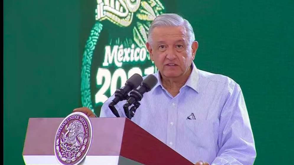 AMLO aprovecha visita a Cancún para recomendar negocio de “tortas de lechón”