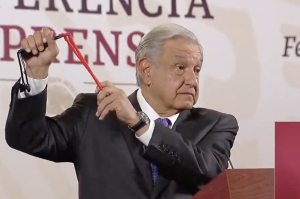 AMLO exhibe resortera y balín de normalistas con los que realizaron protestas en Palacio Nacional: “Estos eran los que querían diálogo”