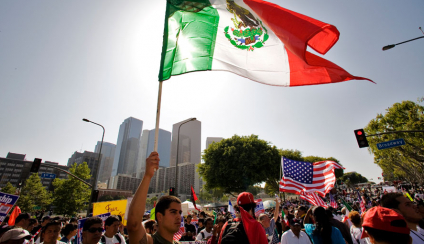 Mexicanos en Estados Unidos critican a AMLO por presumir récord de remesas "con sombrero ajeno"