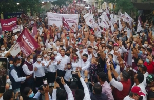 Acarreos, mitines y sin cubrebocas, así hace campaña candidato morenista en Tamaulipas