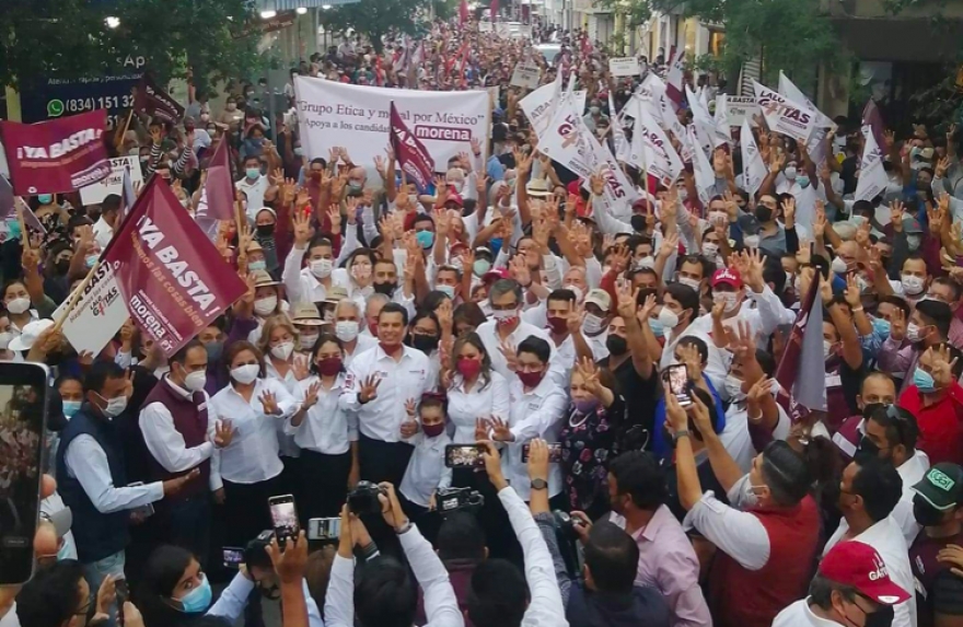 Acarreos, mitines y sin cubrebocas, así hace campaña candidato morenista en Tamaulipas