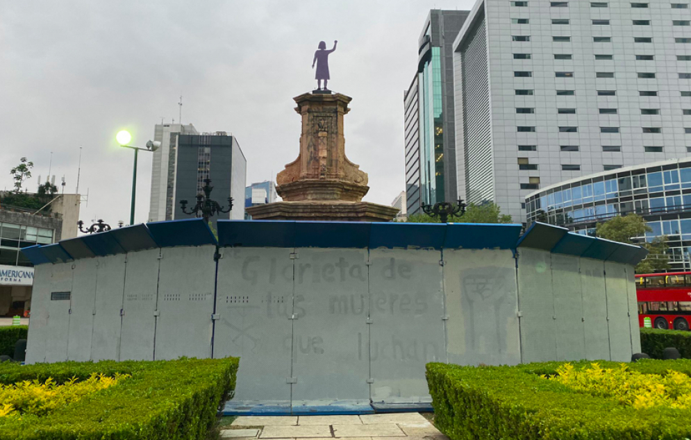 Sheinbaum justifica retiro de pintas en el monumento a mujeres que luchan: se hizo limpieza habitual