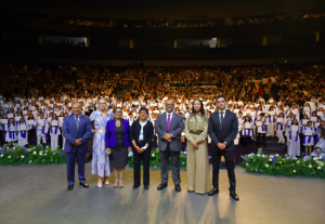 Lilia Cedillo asiste a graduación de la Facultad de Medicina