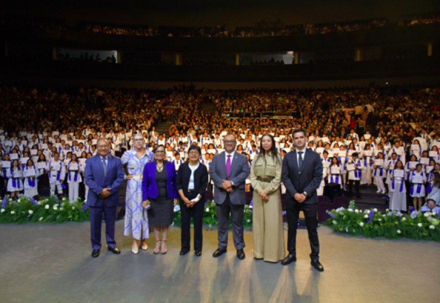 Lilia Cedillo asiste a graduación de la Facultad de Medicina