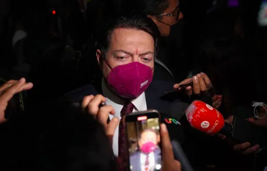 Multan a Mario Delgado por llamar “traidores” a diputados