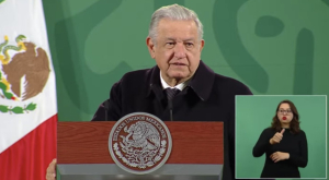 Arremete AMLO contra clase media: llegan a vacunarse molestos