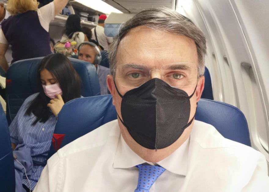 Ebrard advierte que México no dará paso libre a migrantes