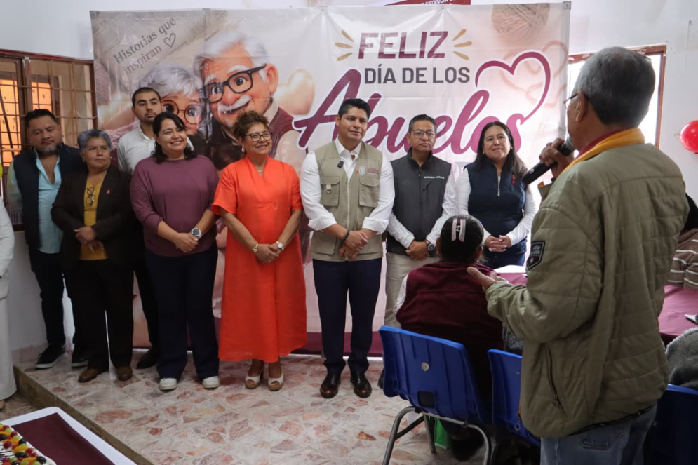 Celebran y reconocen a abuelitos en su día en Cuautlancingo
