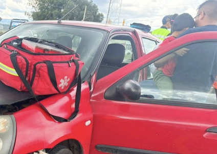 Accidente vial provoca movilización para rescatar a menor de edad y adulto