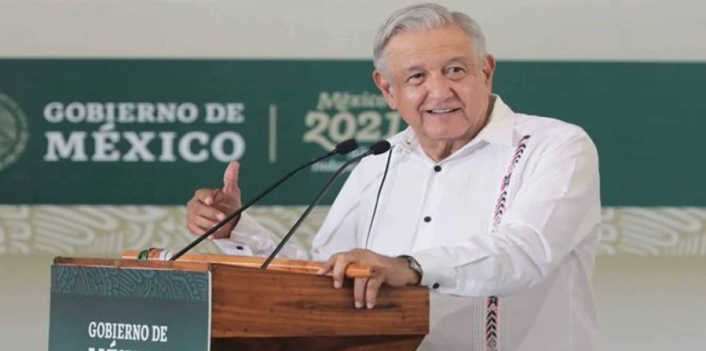 Rompe AMLO veda electoral, presume entrega de pensión para adultos mayores