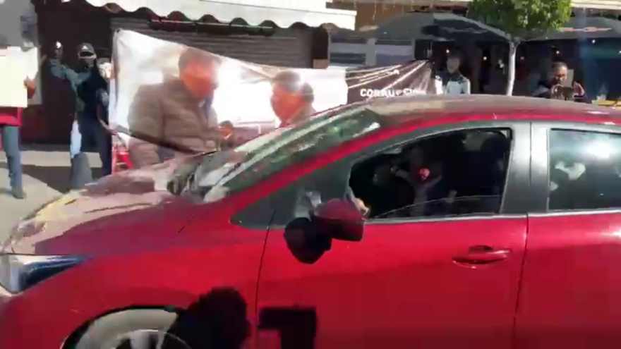 ¡Otra vez!, Mario Delgado es despedido a huevazos en Aguascalientes