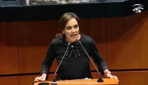 Esta va en serio, no como la inútil pregunta de la consulta: Lilly Téllez presenta iniciativa para llevar a juicio a AMLO