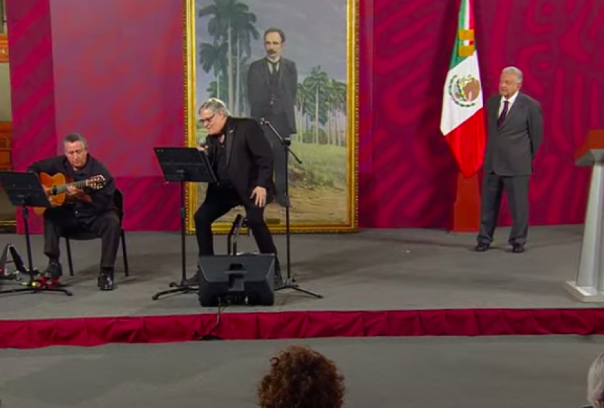 AMLO usa la mañanera para homenajear a Cuba con cuadro de José Martí