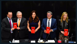 Monreal participa en presentación de libro sobre las “mentiras” de AMLO en el Senado