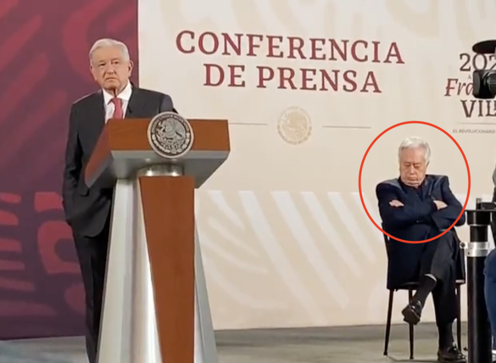 Se queda dormido Bartlett durante la mañanera de AMLO