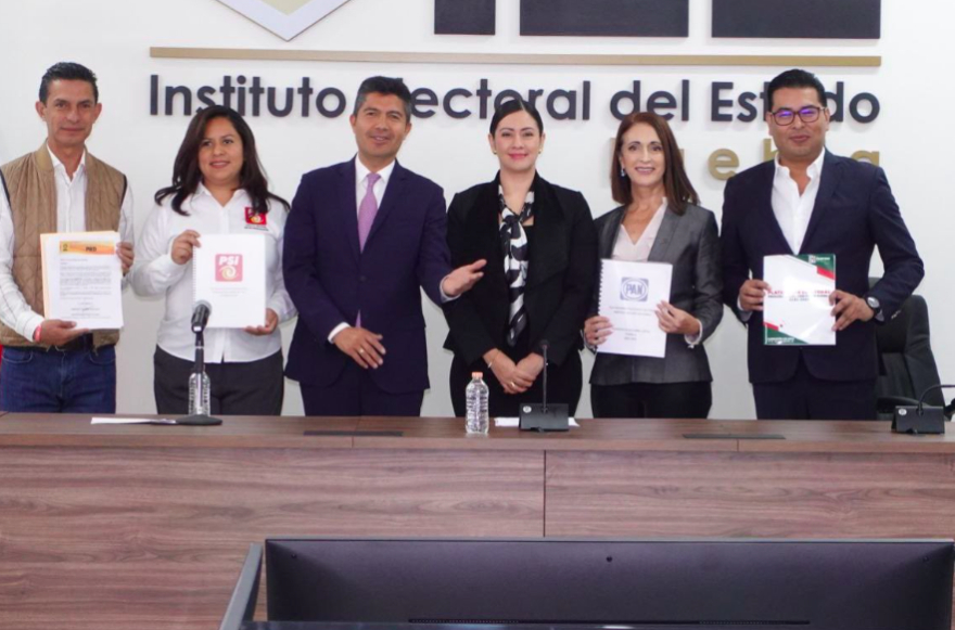 Rivera hace oficial el registro de su plataforma electoral.