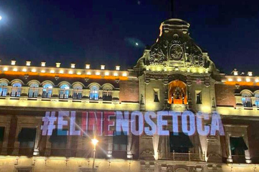 Eso sí calienta... Opositores proyectan en la fachada del Palacio Nacional #ElINENoSeToca