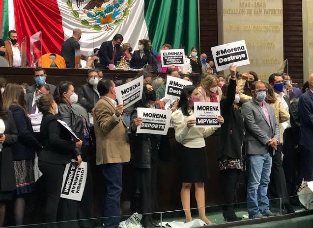 Diputados defendiendo la no extinción de los fideicomisos