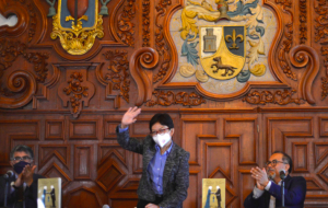 Encabeza la rectora Lilia Cedillo la presentación del libro Cómo ganar el Premio Nobel, de Peter Doherty