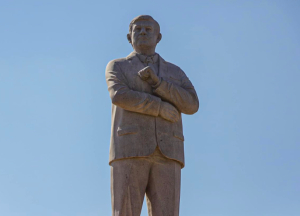 Ex-alcalde de Atlacomulco anuncia que se volverá a colocar la estatua de AMLO: “Será más grande”