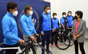 Donan seis bicicletas al equipo de triatlón BUAP