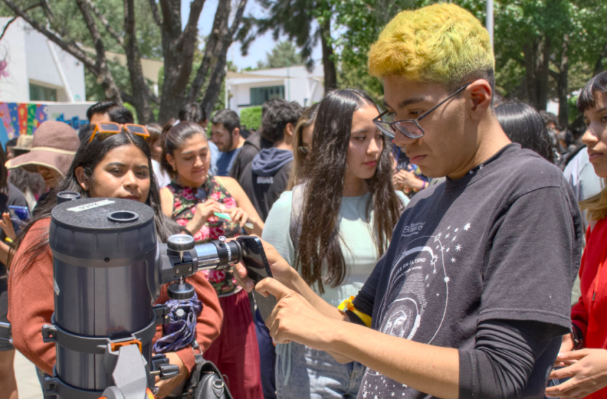 En la BUAP se instalaron telescopios para que universitarios observaran el eclipse solar