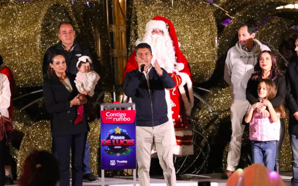 Encienden luces y arbol navideño en el zócalo de la ciudad