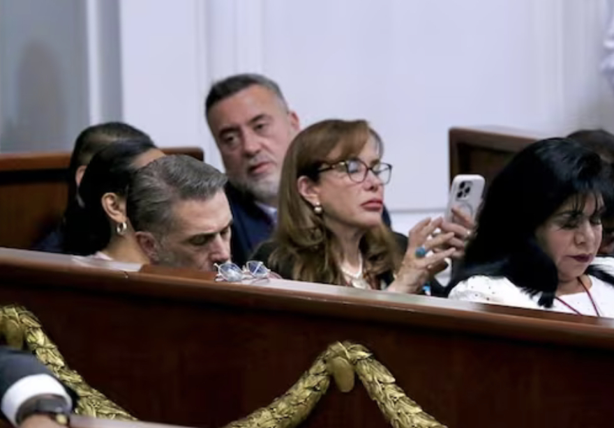 Diputado de Morena Sergio Mayer se queda dormido durante informe de Brugada