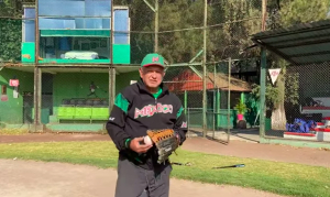 AMLO señala a medios por invadir su privacidad al fotografiarlo jugando beisbol