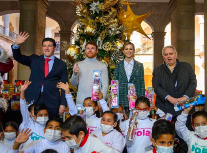 Canelo Álvarez y Mariana Rodríguez la rompen en redes para llevar juguetes a niños del DIF en Nuevo León