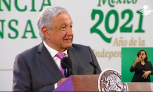 AMLO asegura que Walmart, Oxxo o Bimbo no pueden generar su energía porque no siempre hay sol o viento