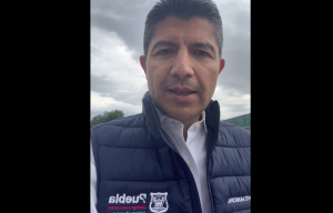 Exhibe Lalo Rivera patrullas destrozadas durante la administración de Rivera Vivanco