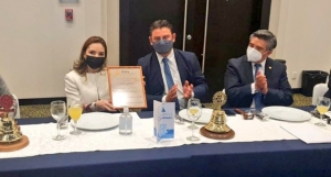 Paola Angón en reunión con el Club Rotario de Cholula