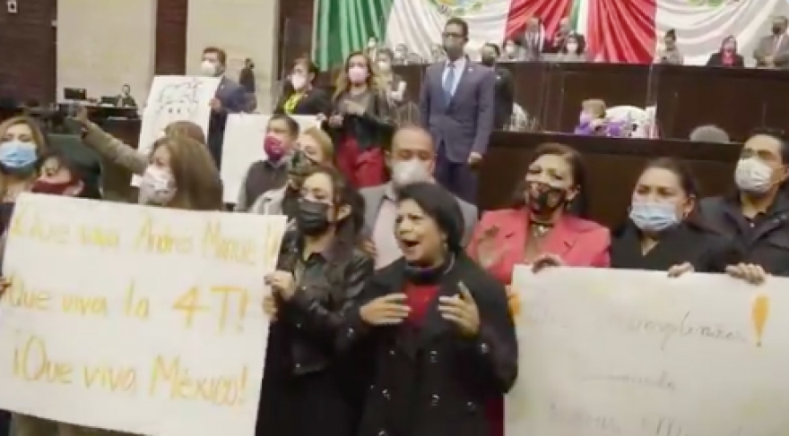 Diputados de Morena hacen una pausa en sesión para cantar las mañanitas a AMLO