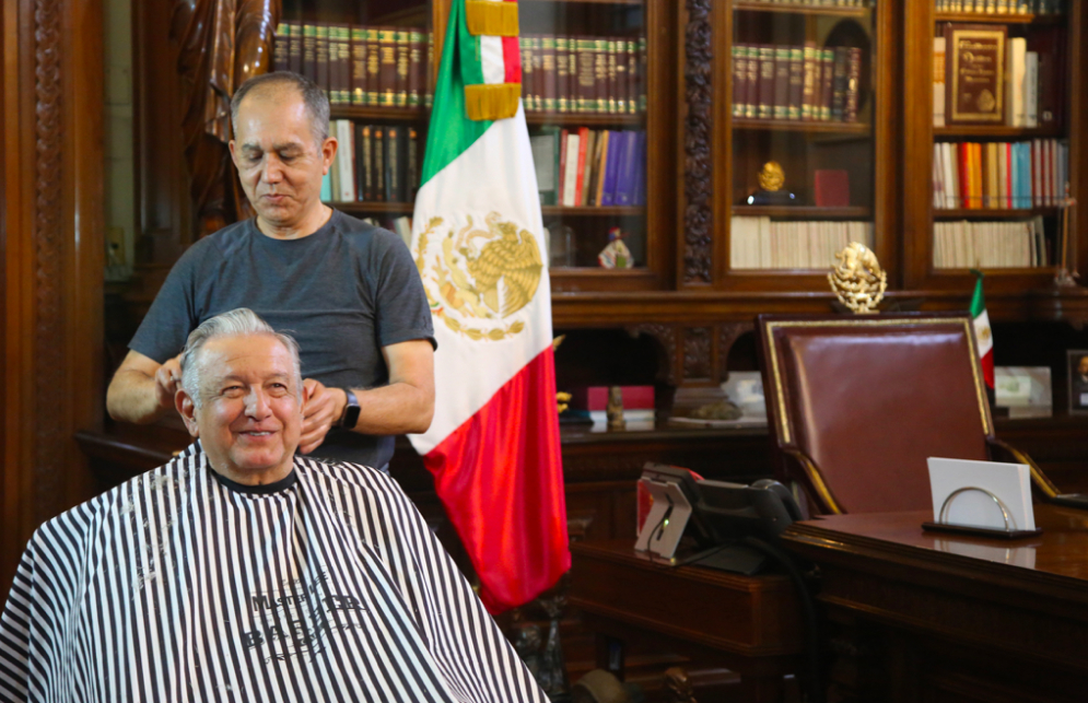 Presume AMLO corte de cabello en despacho presidencial