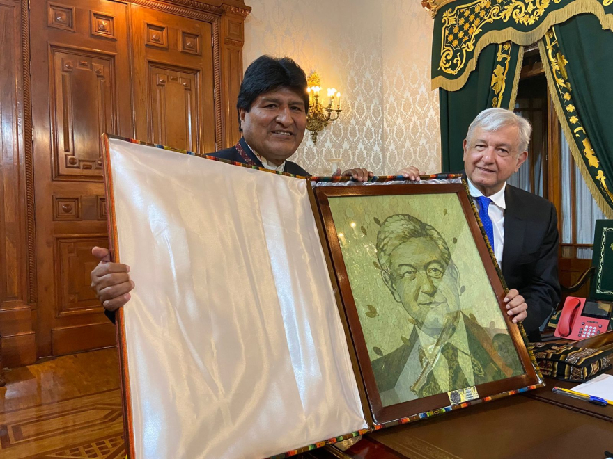 Evo Morales le obsequio a AMLO su retrato hecho con hojas de coca